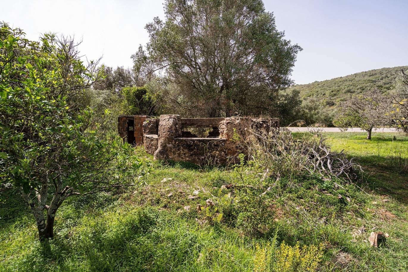 Parcela con dos ruinas en venta en Bensafrim, Lagos, Algarve_210551