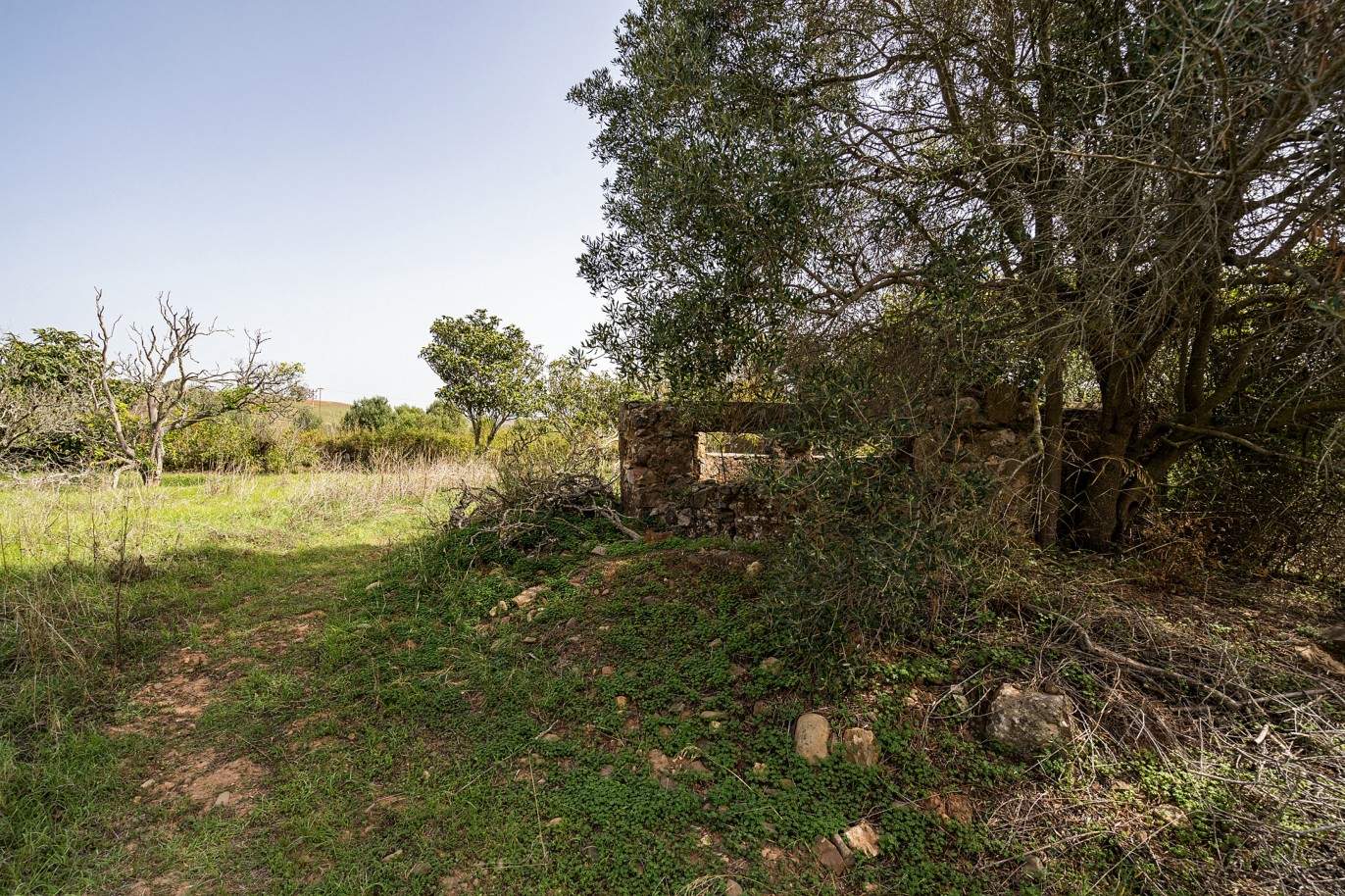 Parcela con dos ruinas en venta en Bensafrim, Lagos, Algarve_210553