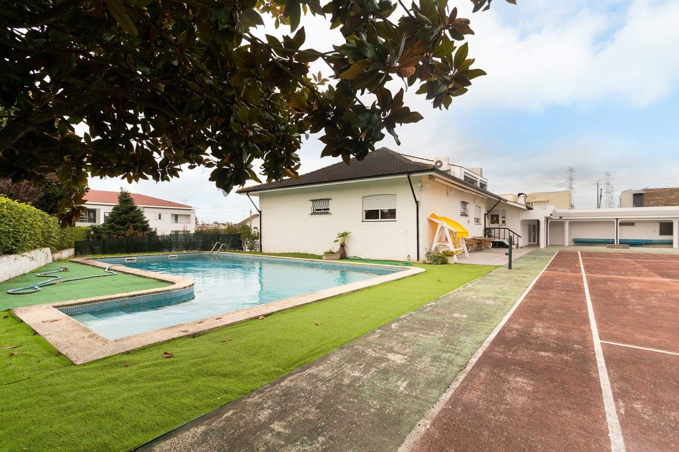 Villa de 4 dormitorios con piscina, pista de tenis y jardín, en venta, en Maia, Oporto, Portugal_210608