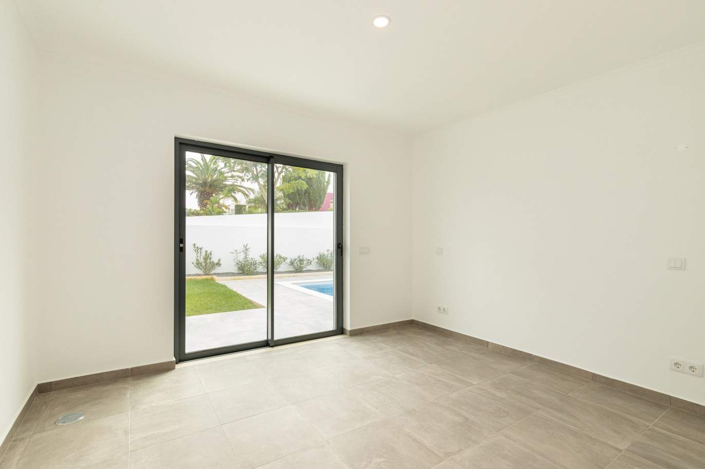 Neue Villa mit 3 Schlafzimmern zu verkaufen in Porto de Mós, Lagos, Algarve_211073