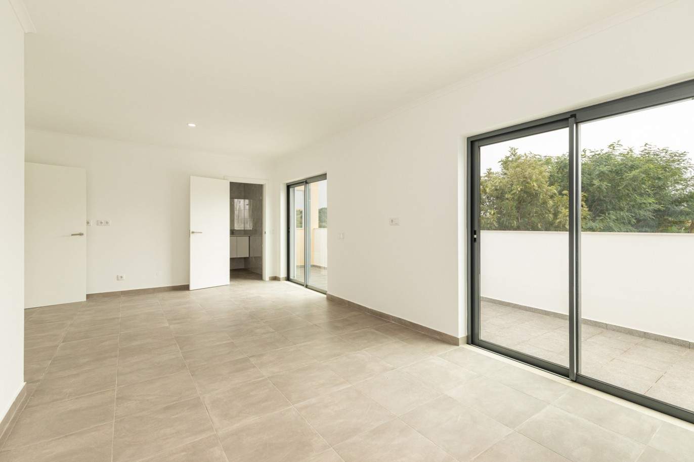 Neue Villa mit 3 Schlafzimmern zu verkaufen in Porto de Mós, Lagos, Algarve_211076