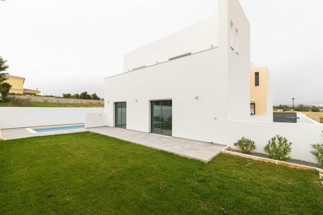 Neue Villa mit 3 Schlafzimmern zu verkaufen in Porto de Mós, Lagos, Algarve_211085