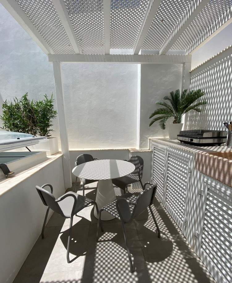 Renovierte Villa mit 2 Schlafzimmern zu verkaufen im Zentrum von Portimão, Algarve_211117