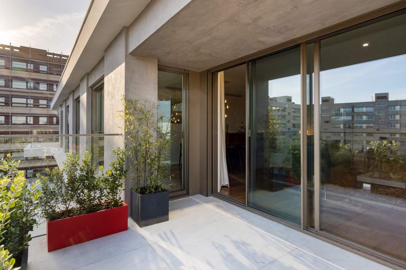 Sale of apartment T4 with balcony, Pinhais da Foz, Porto, Portugal_211588