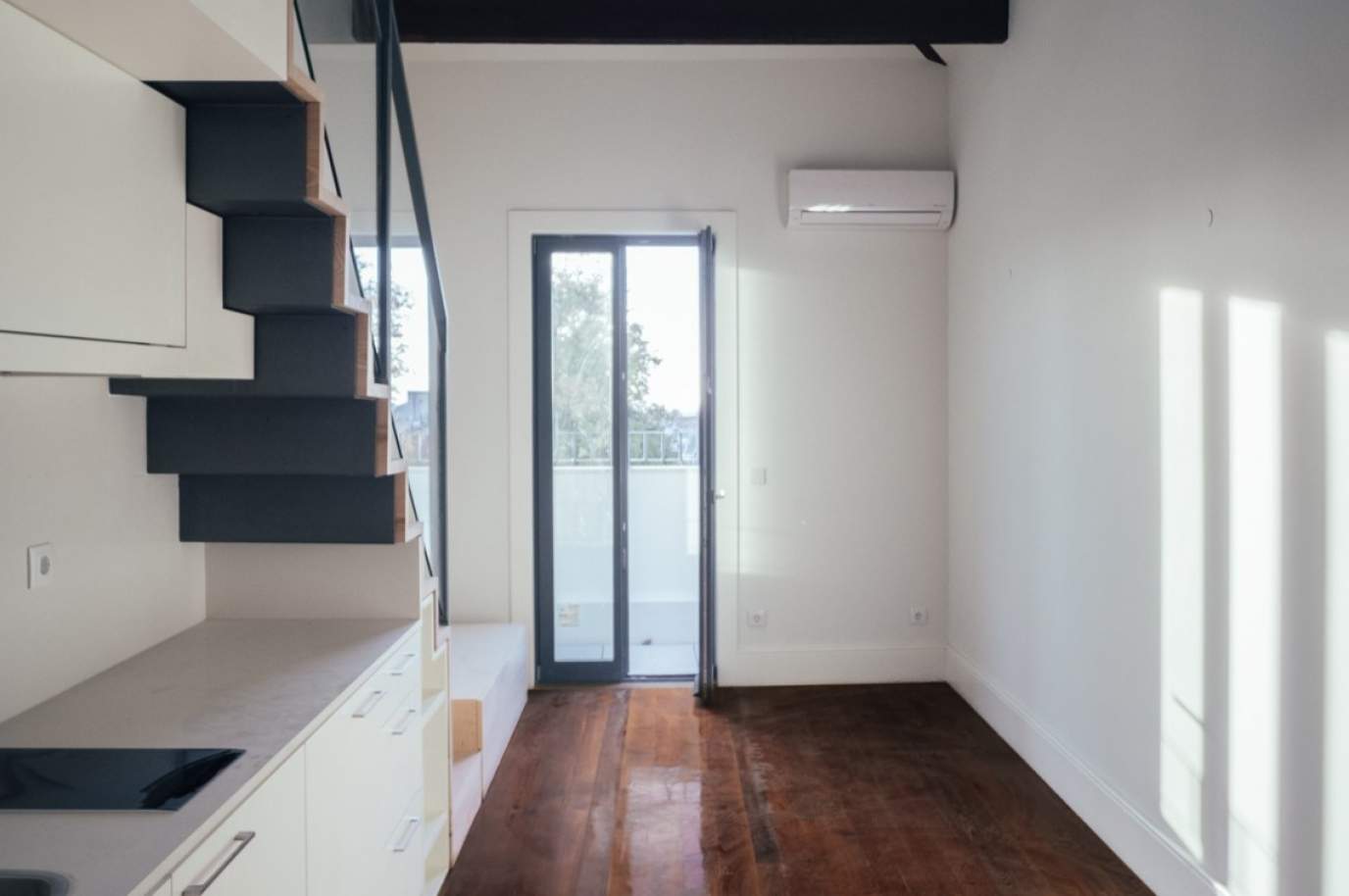Neue Wohnung mit Mezzanin und Balkon, zu verkaufen, in der Innenstadt von Porto, Portugal_212033