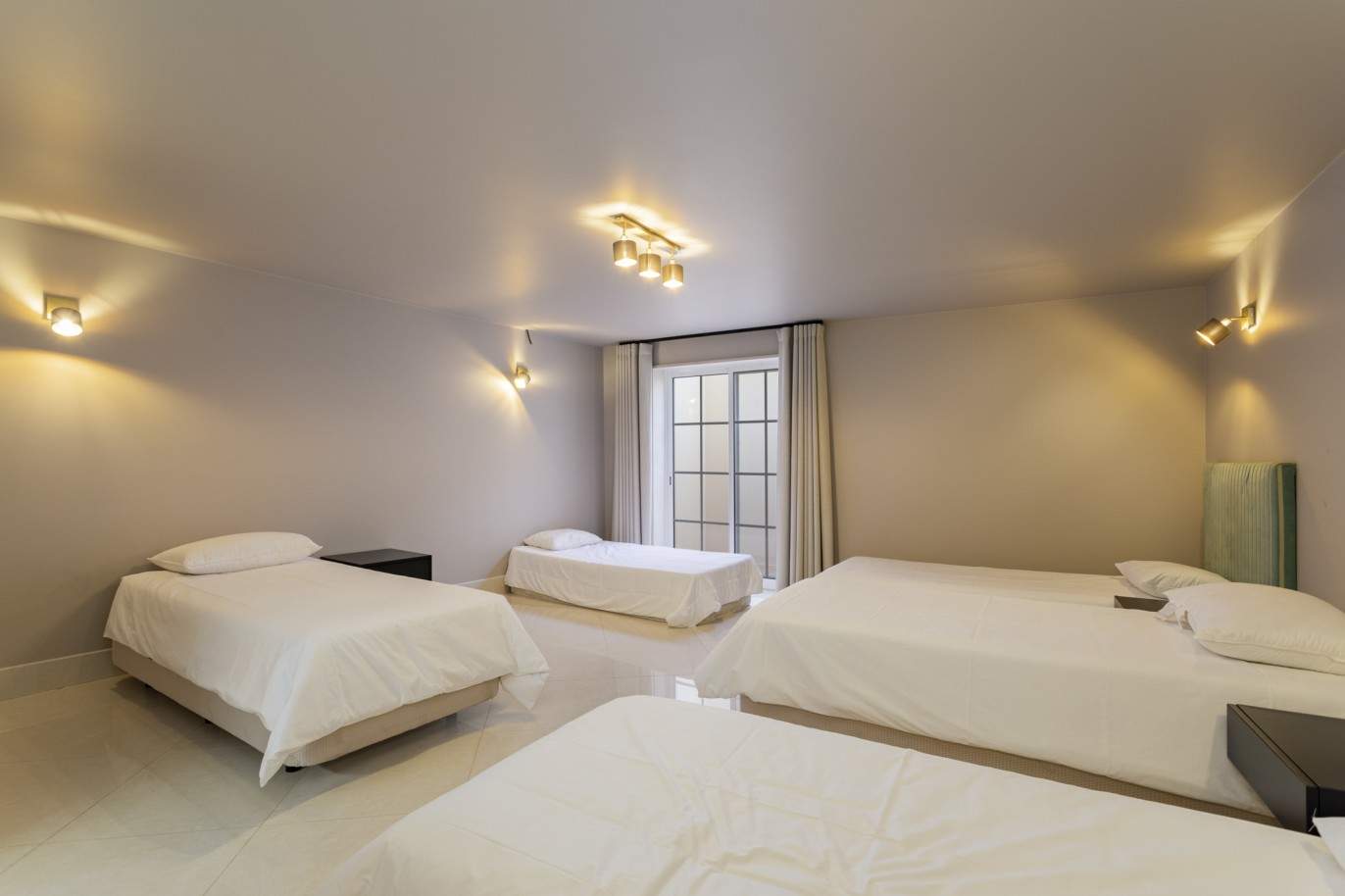 Villa jumelée de 4 chambres à coucher à vendre à Quarteira, Algarve_212064