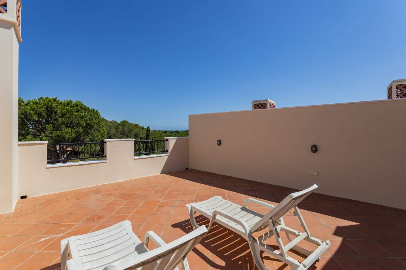 Villa jumelée de 4 chambres à coucher à vendre à Quarteira, Algarve_212071