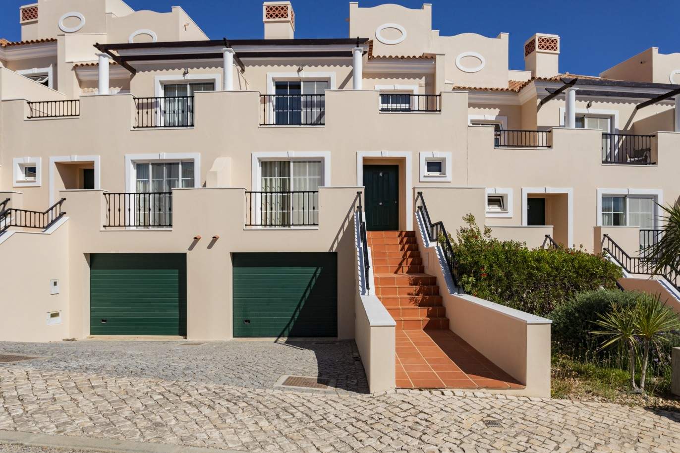 Villa adosada de 4 dormitorios en venta en Quarteira, Algarve_212109