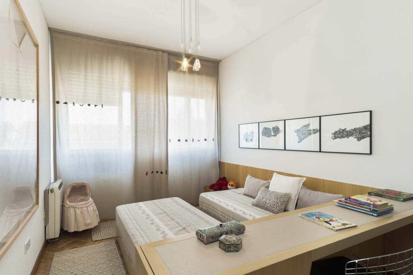 Piso dúplex de 3+1 dormitorios con balcón, en venta, cerca del Centro Universitario, Oporto, Portugal_212471