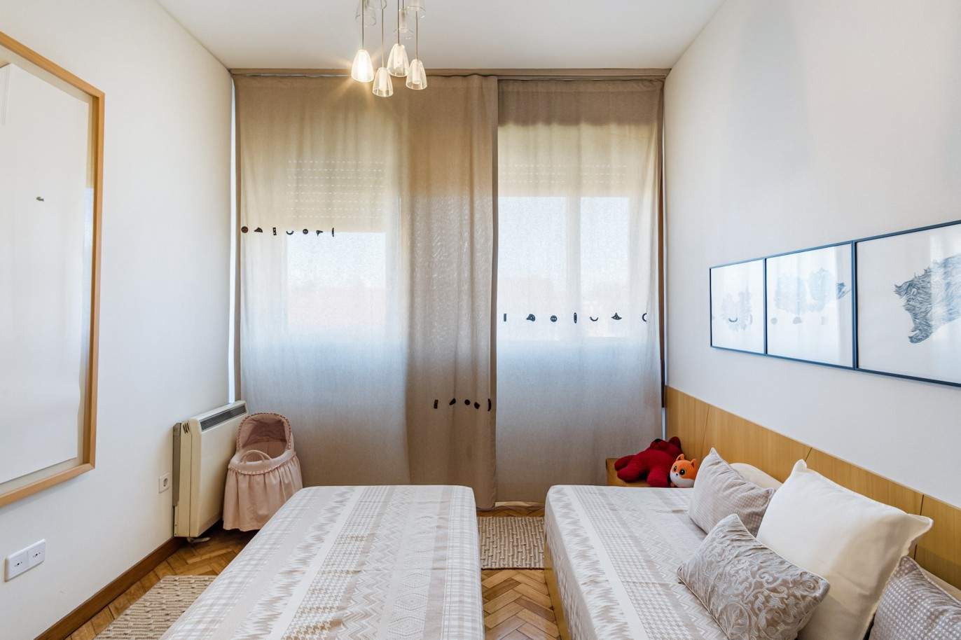 Piso dúplex de 3+1 dormitorios con balcón, en venta, cerca del Centro Universitario, Oporto, Portugal_212473