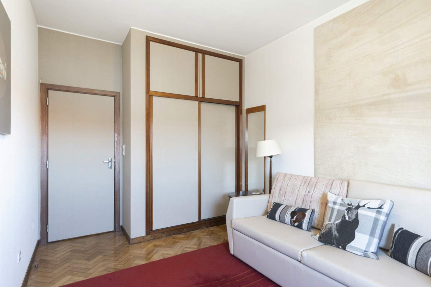 Piso dúplex de 3+1 dormitorios con balcón, en venta, cerca del Centro Universitario, Oporto, Portugal_212478