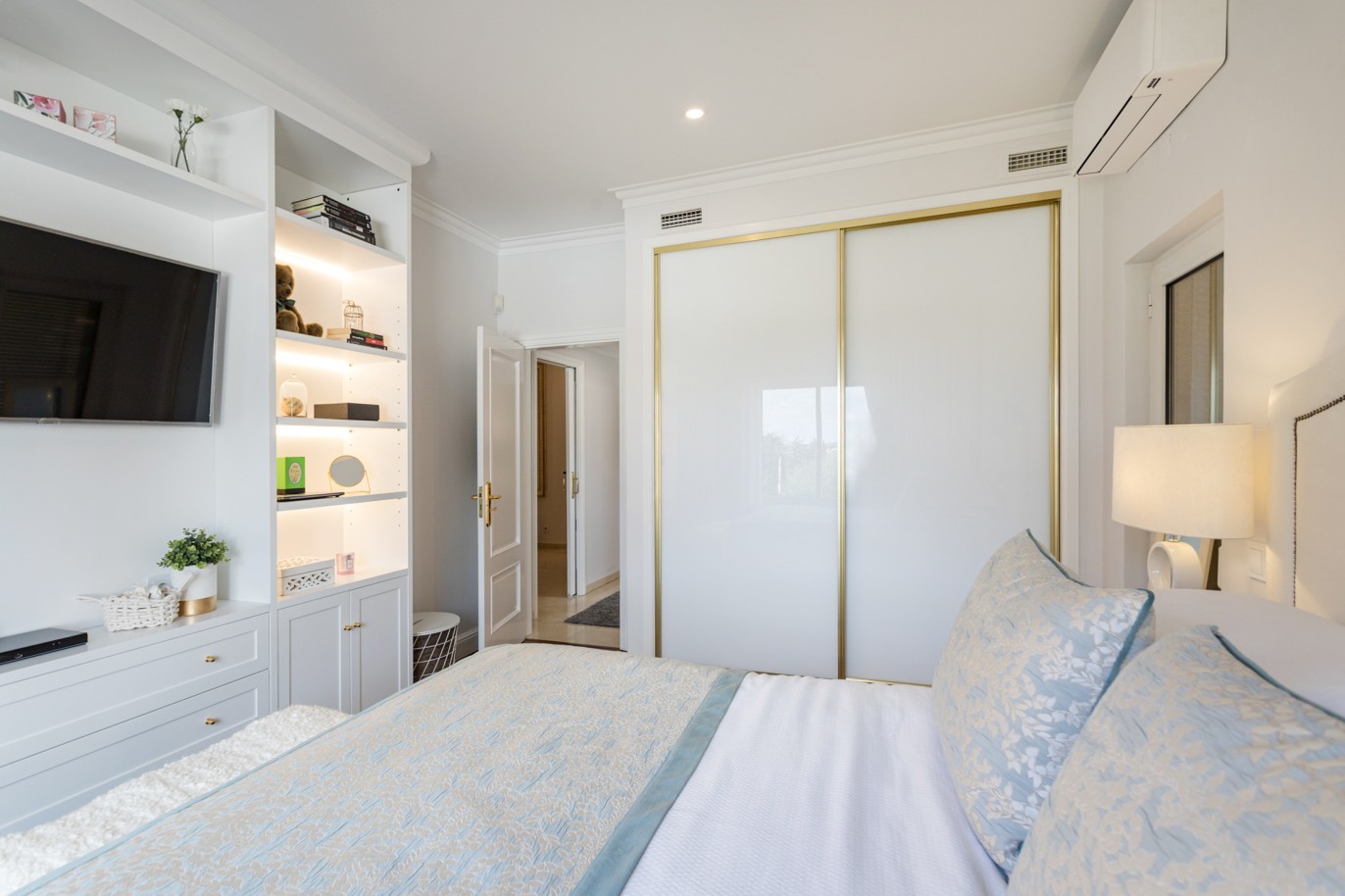 Fantástica villa de 5 dormitorios con piscina, en venta en Faro, Algarve_214228