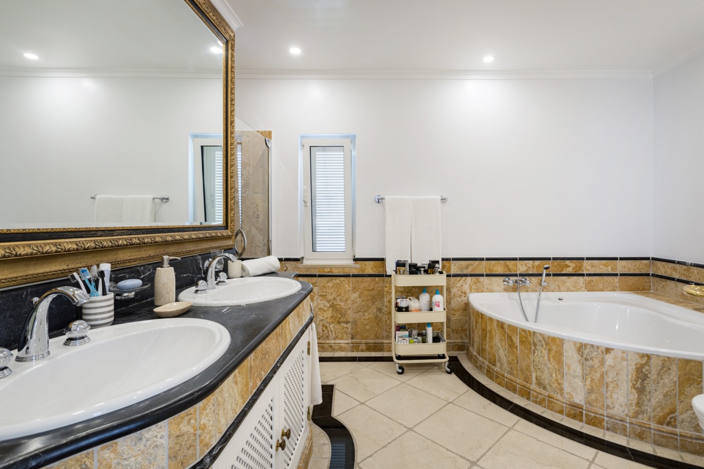 Fantástica villa de 5 dormitorios con piscina, en venta en Faro, Algarve_214229