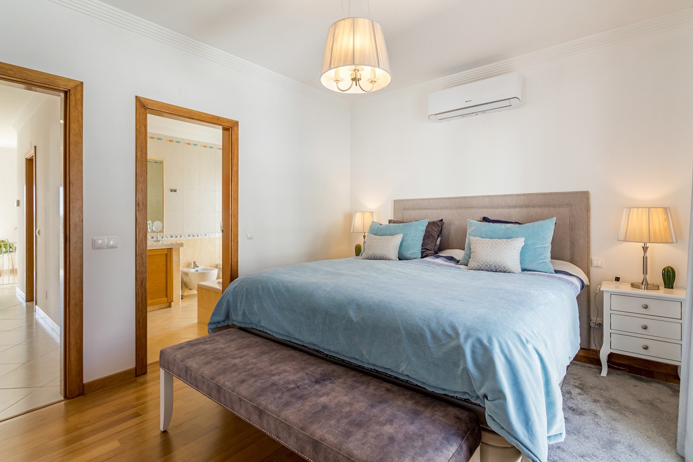 Villa independiente de 4 dormitorios con piscina en venta en Albufeira, Algarve_214355