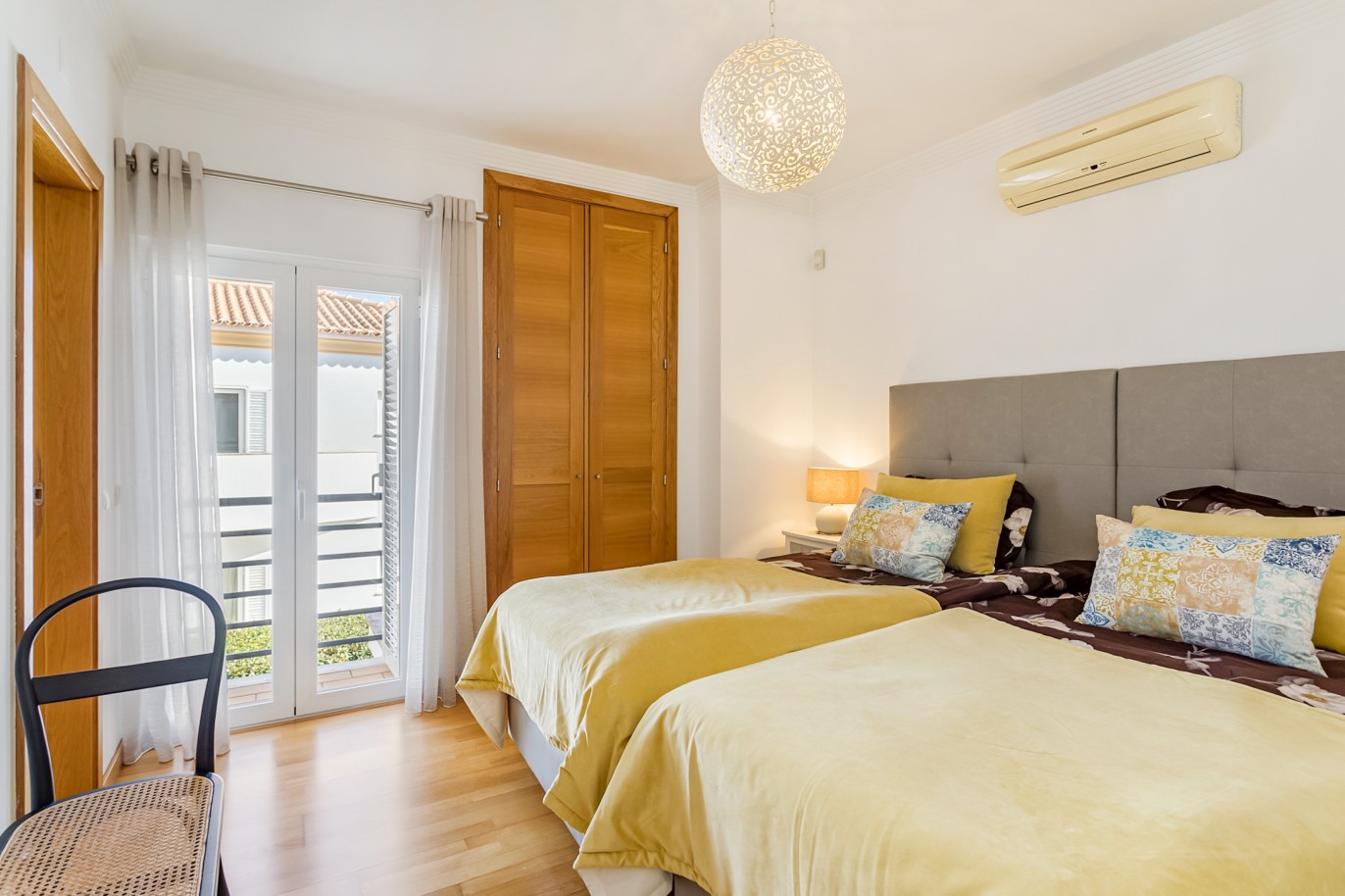 Villa independiente de 4 dormitorios con piscina en venta en Albufeira, Algarve_214360