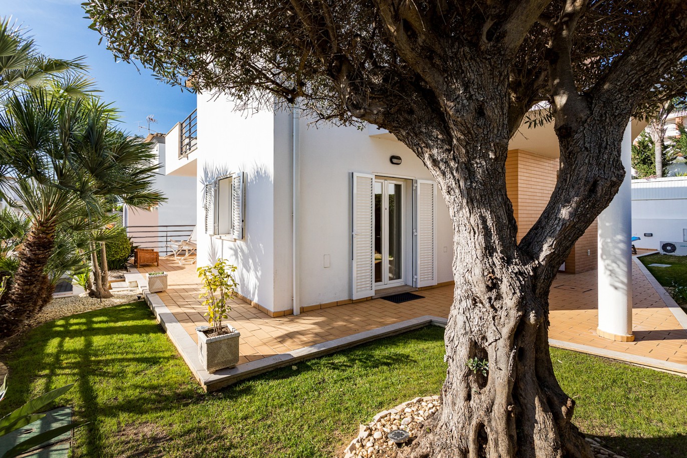 Villa independiente de 4 dormitorios con piscina en venta en Albufeira, Algarve_214368