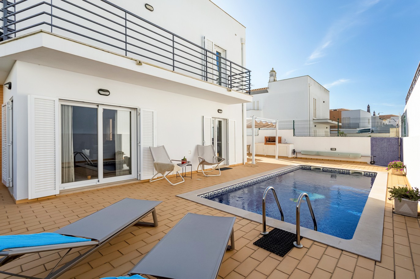 Villa independiente de 4 dormitorios con piscina en venta en Albufeira, Algarve_214369