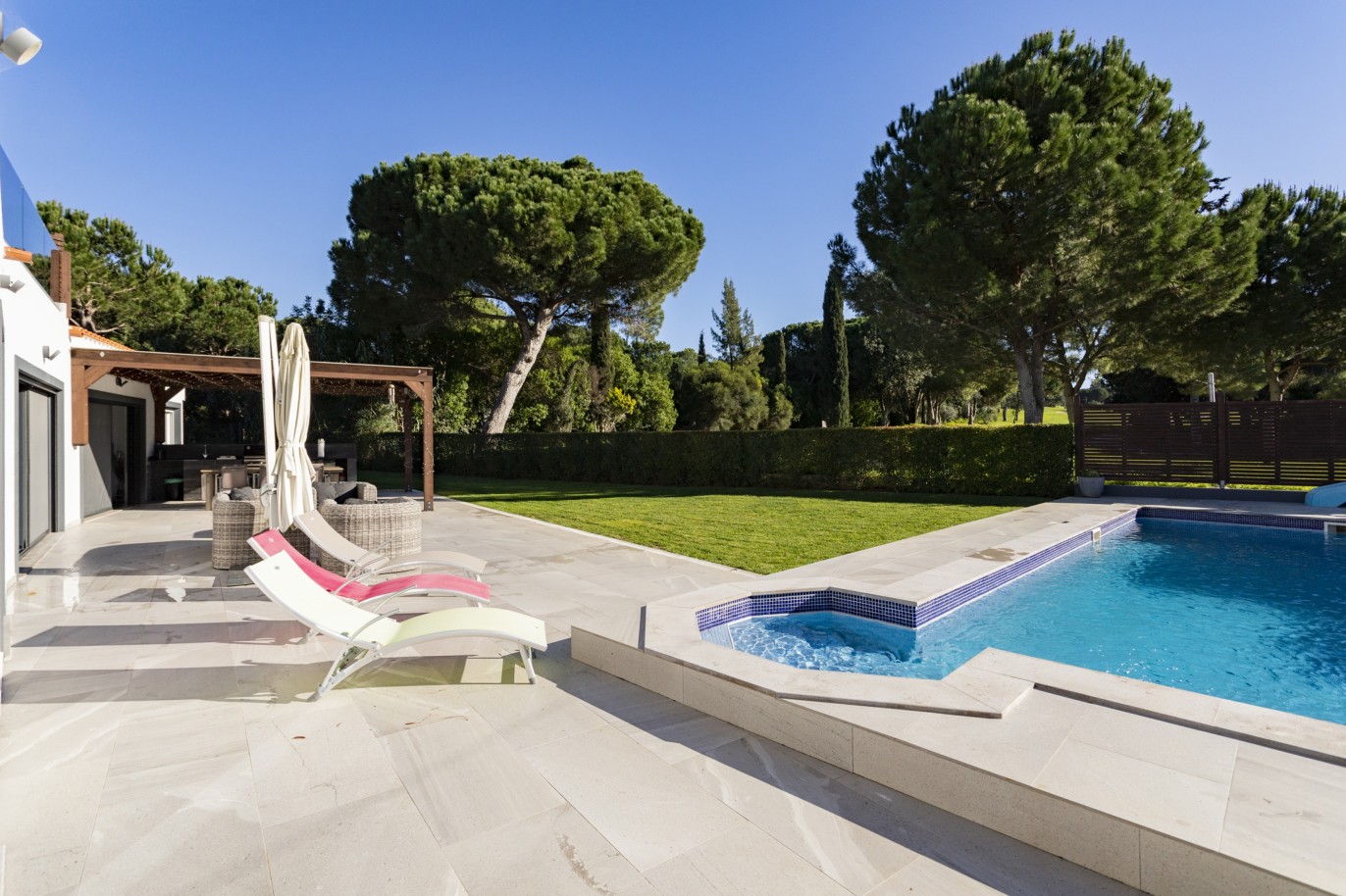 Villa de 4 dormitorios con piscina en venta, en Vilamoura, Algarve_214575