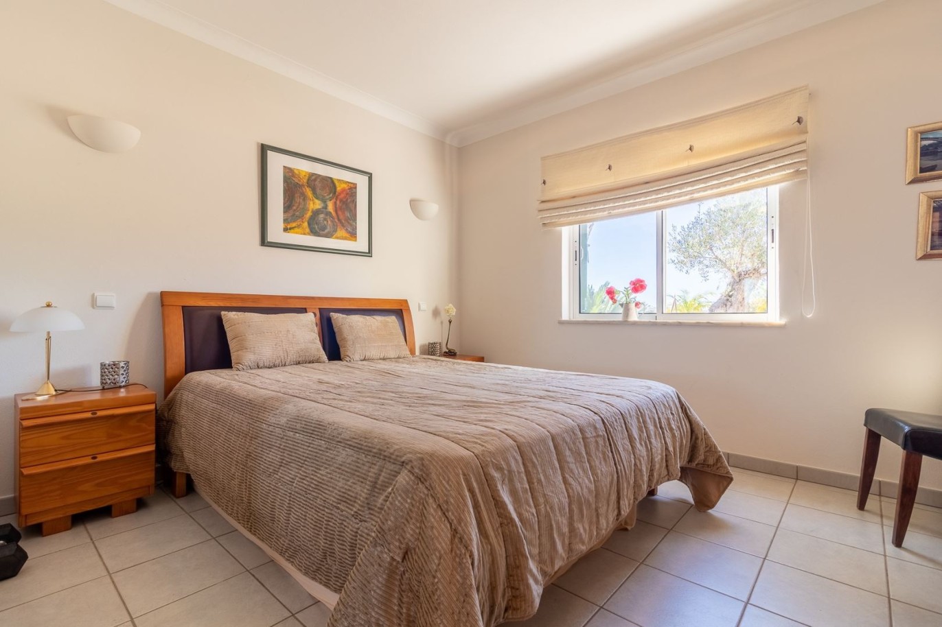 Villa de 3 chambres avec piscine, à vendre à Gramacho Golf, Carvoeiro, Algarve_215259