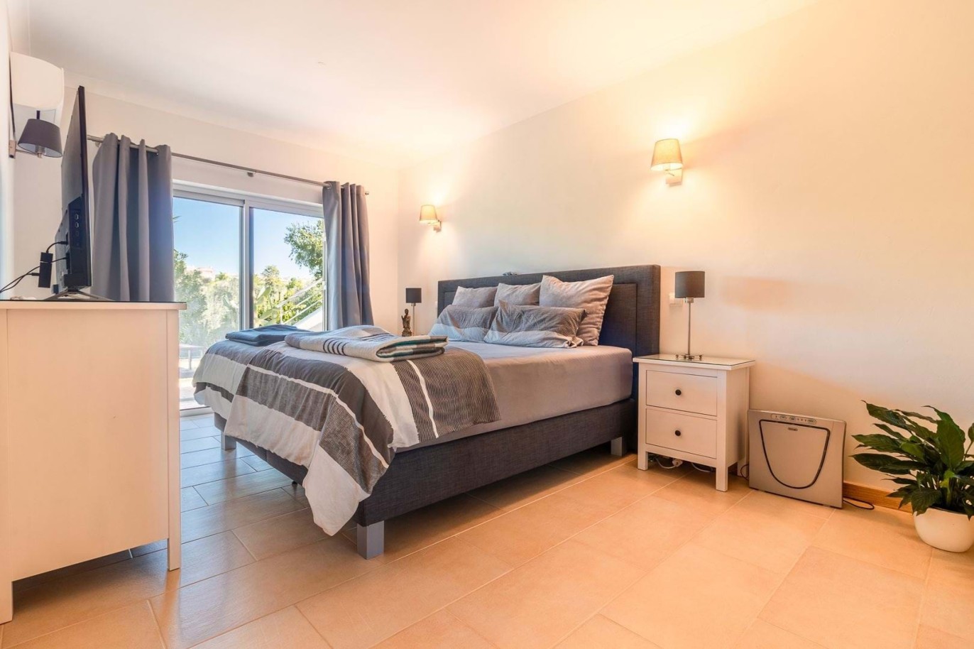 3 Schlafzimmer Villa mit Schwimmbad, zu verkaufen in Carvoeiro, Algarve_215288