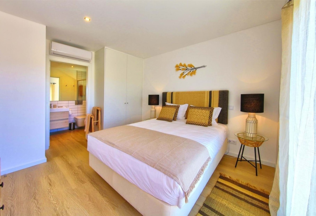 1+2 Bedroom Villa with pool for sale in Lagoa, Algarve_215384