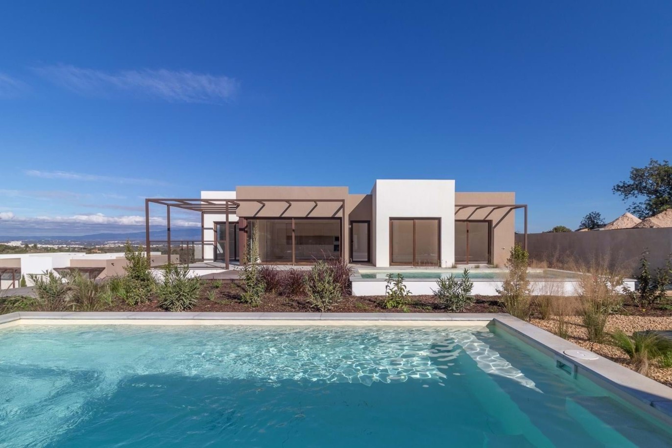 1+2 Bedroom Villa with pool for sale in Lagoa, Algarve_215385