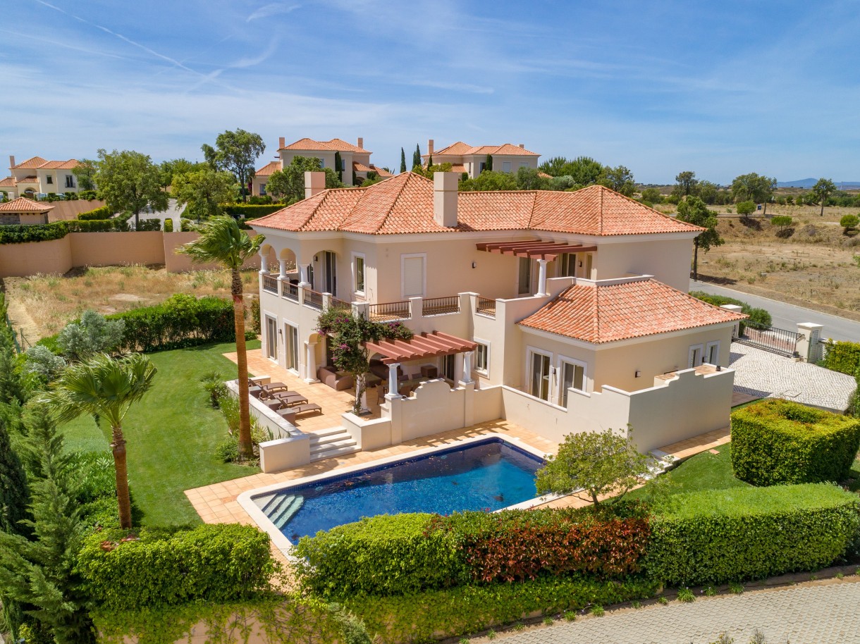 Moradia V4 com piscina, para venda em Vila Real de Santo Antonio, Algarve_215712