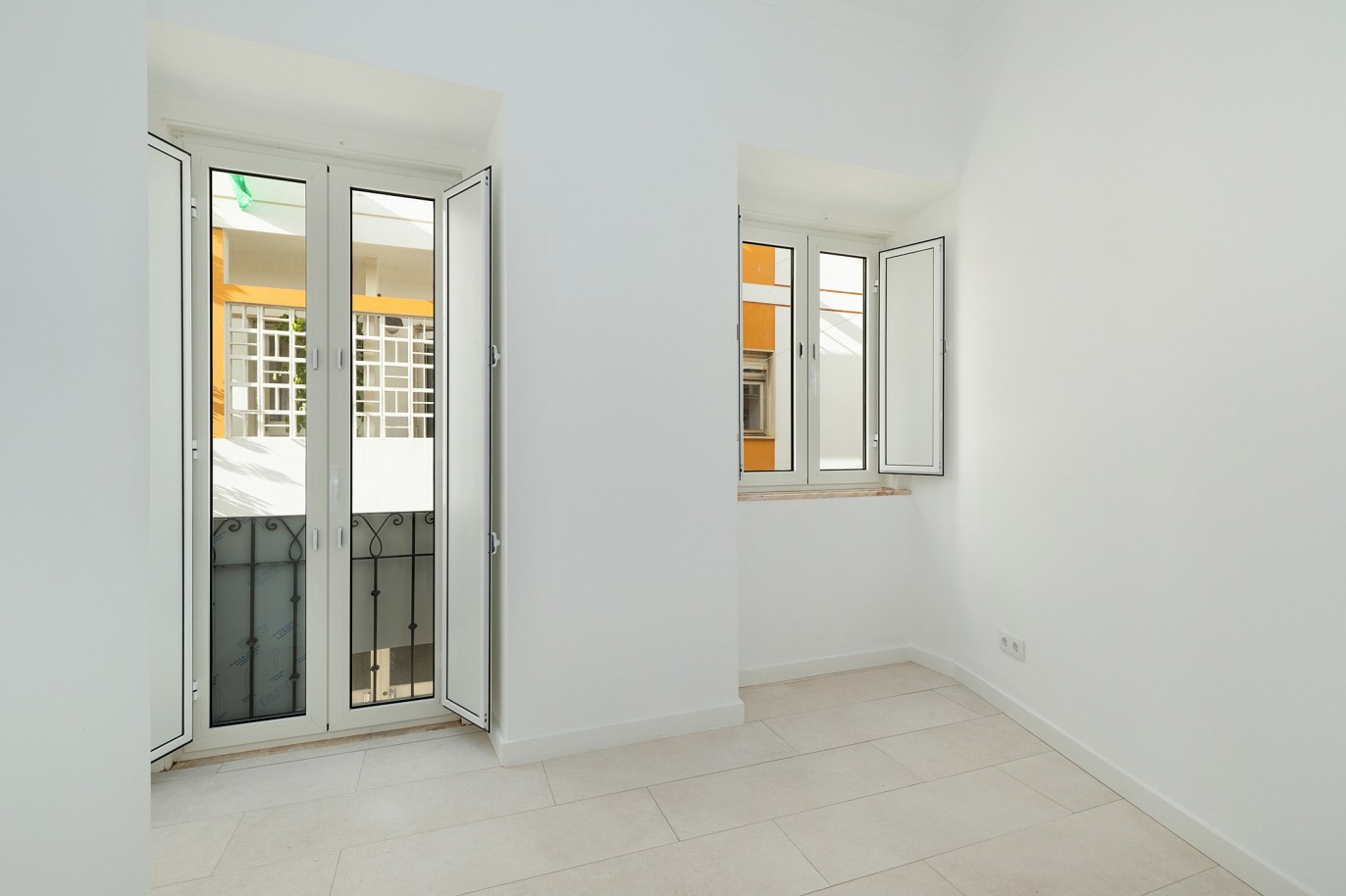 Villa bestehend aus zwei Wohnungen und einer Gewerbefläche, in Portimão, Algarve_215742