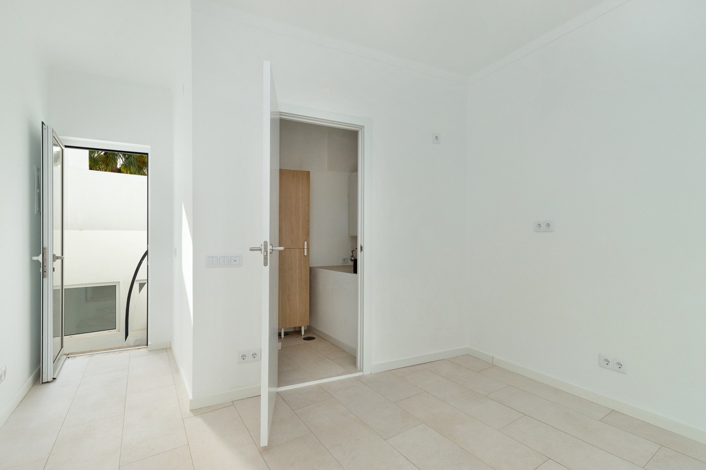 Villa bestehend aus zwei Wohnungen und einer Gewerbefläche, in Portimão, Algarve_215746
