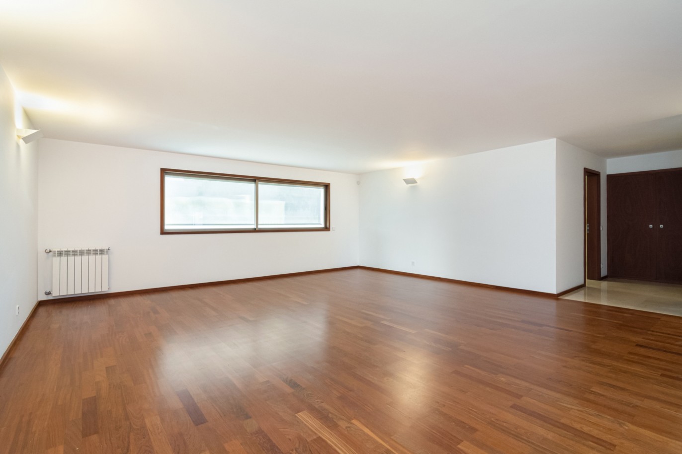 Apartamento T4 reabilitado, para venda, em Ramalde, Porto_216487