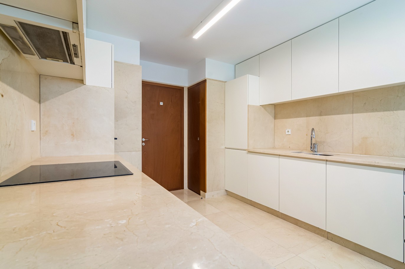 Apartamento T4 reabilitado, para venda, em Ramalde, Porto_216495
