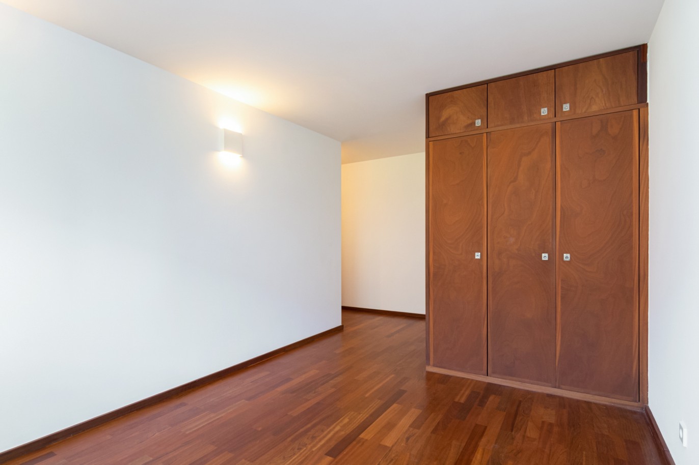 Rehabilitated 4 bedroom apartment, for sale, in Ramalde, Porto, Portugal_216507