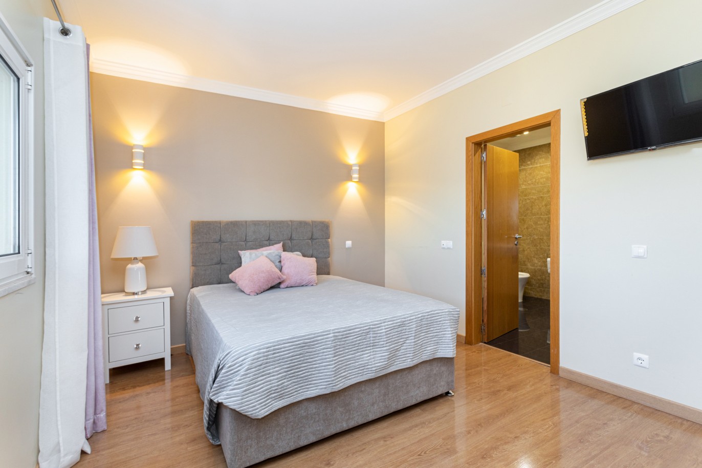 Villa de 4 dormitorios en zona de prestigio, en venta en Almancil, Algarve_217664