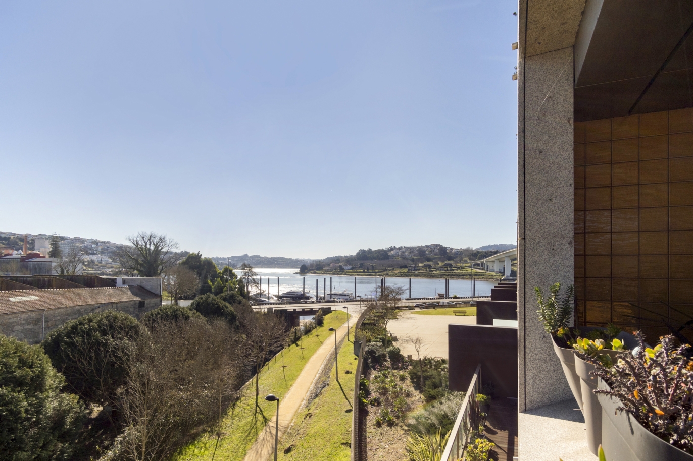 Apartamento moderno com varanda e vistas rio, para venda, no Porto_218015