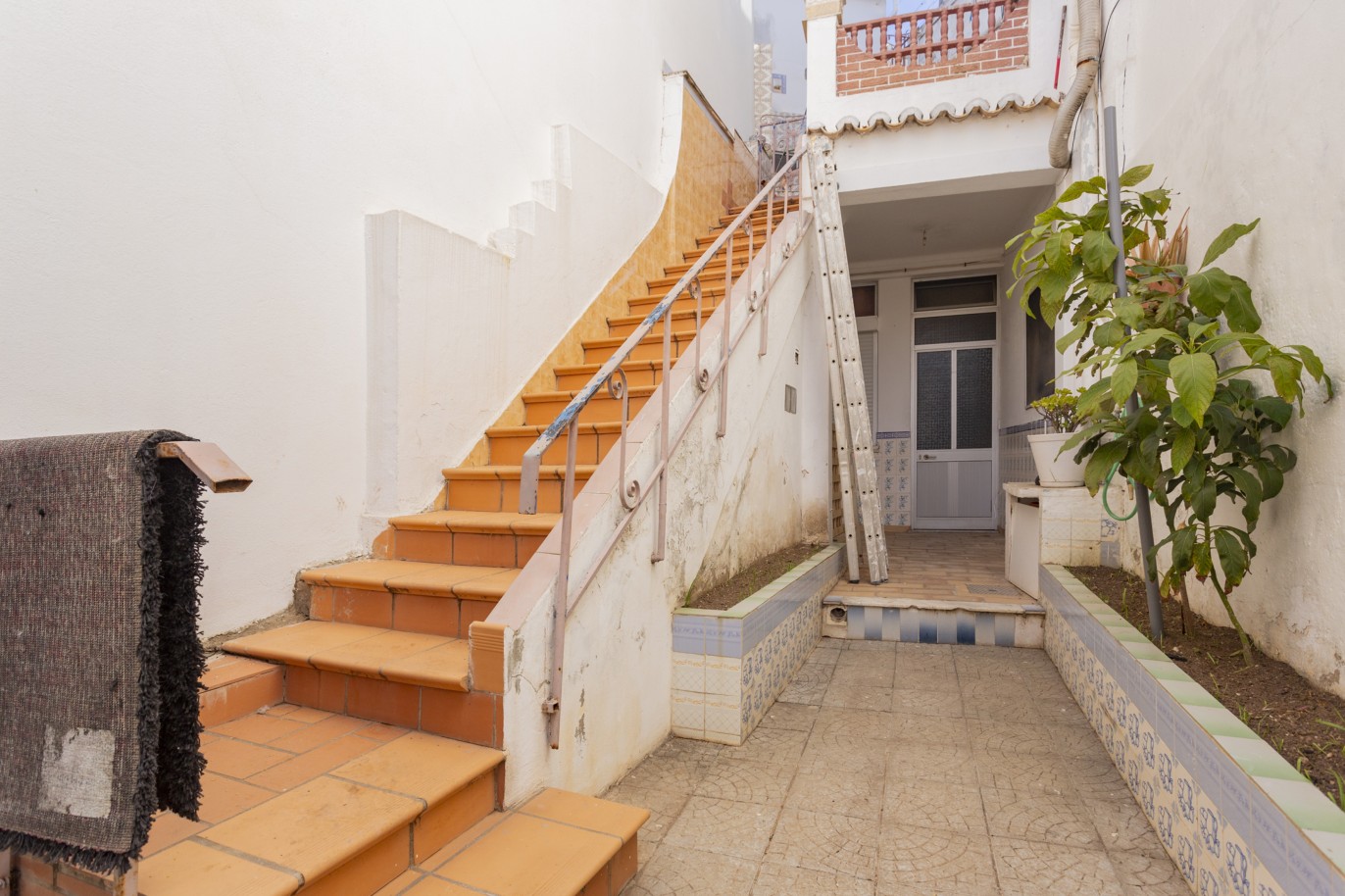 Prédio com cinco apartamentos T2, para venda, em Alvor, Algarve_220437