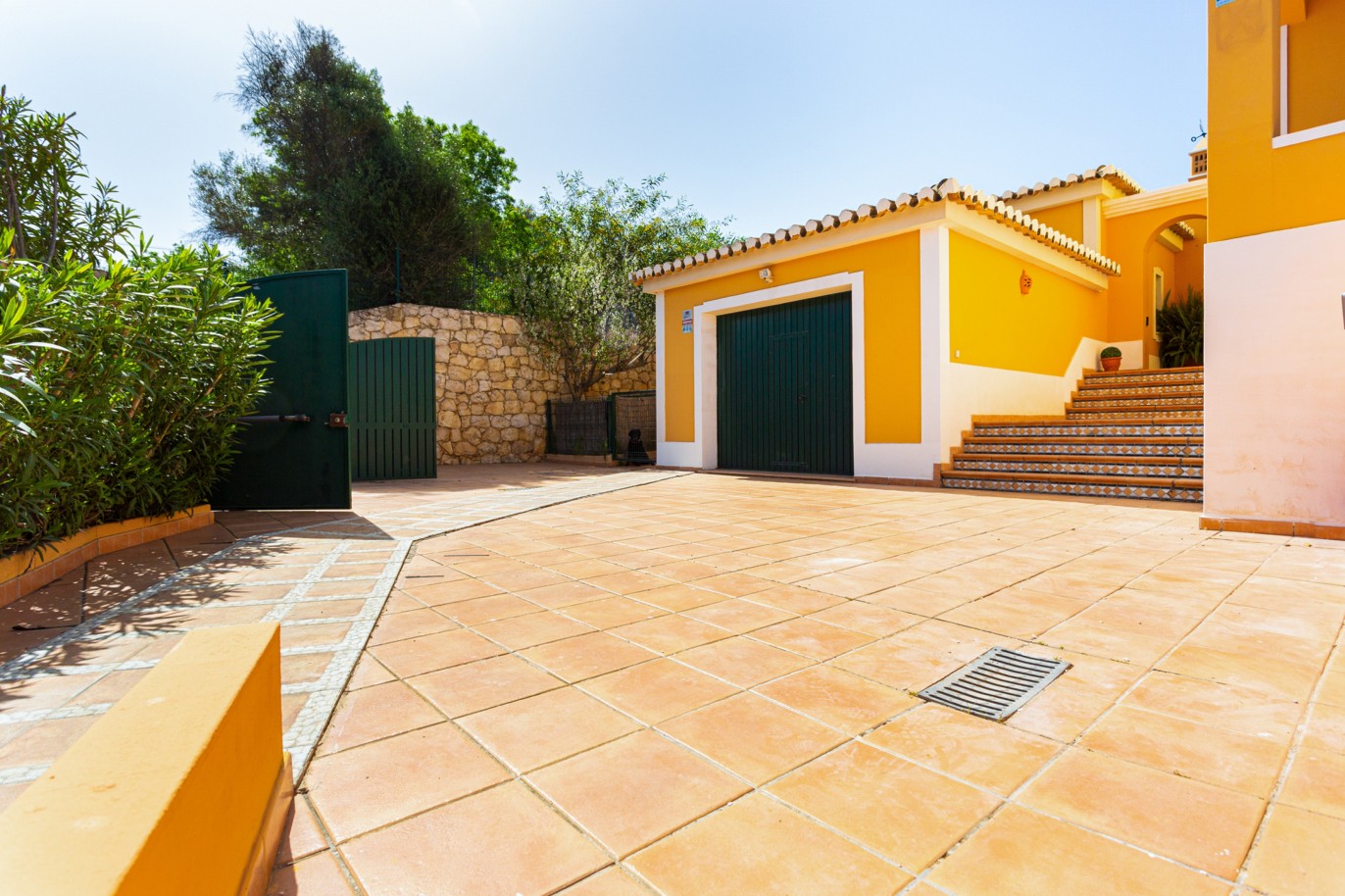 Villa de 5 chambres avec annexe de 2 chambres, à vendre, à Alvor, Algarve_220959
