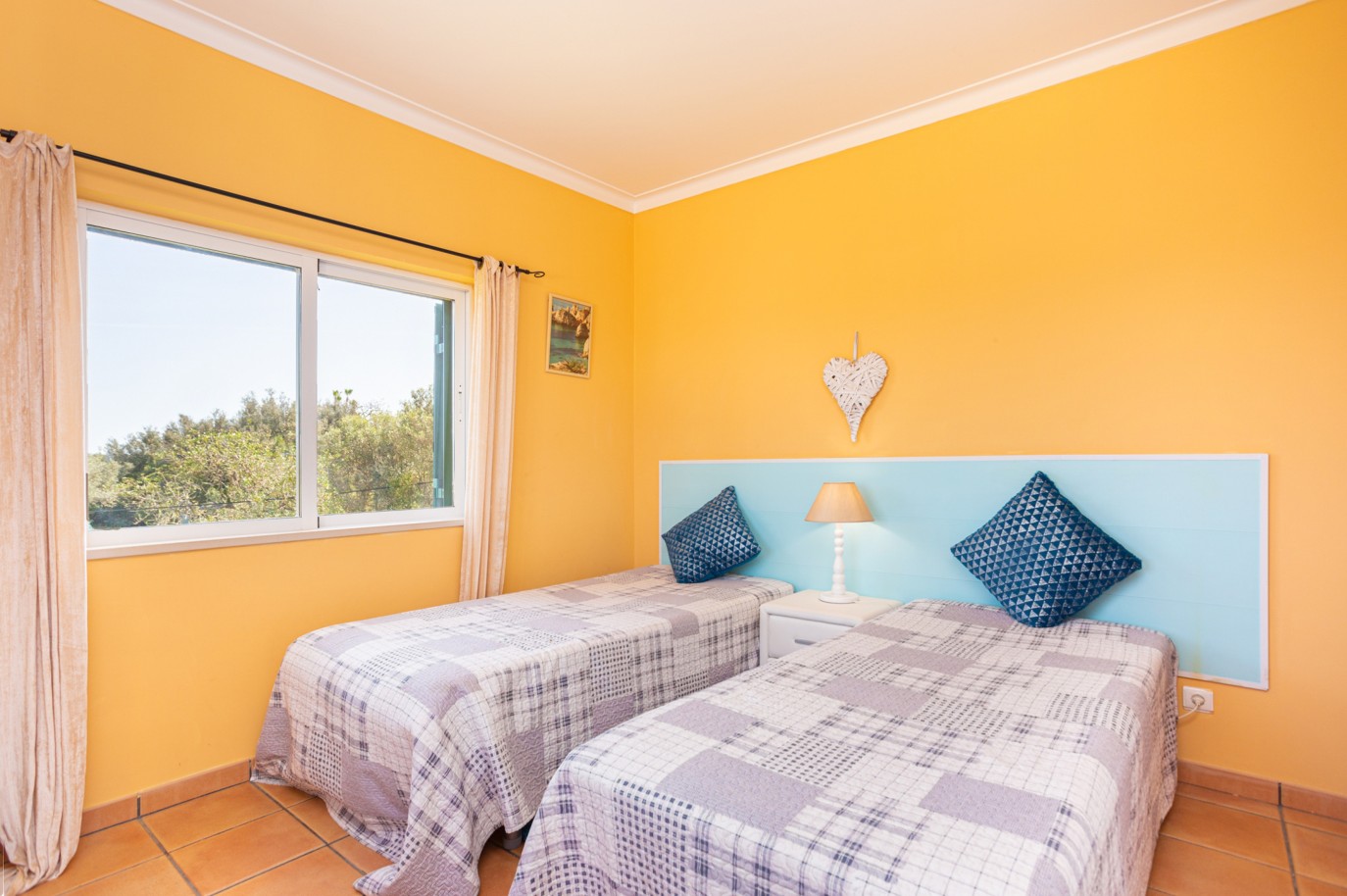 Villa de 5 chambres avec annexe de 2 chambres, à vendre, à Alvor, Algarve_220971