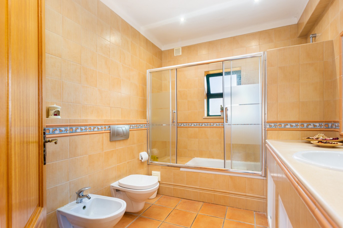 Villa de 5 chambres avec annexe de 2 chambres, à vendre, à Alvor, Algarve_220972