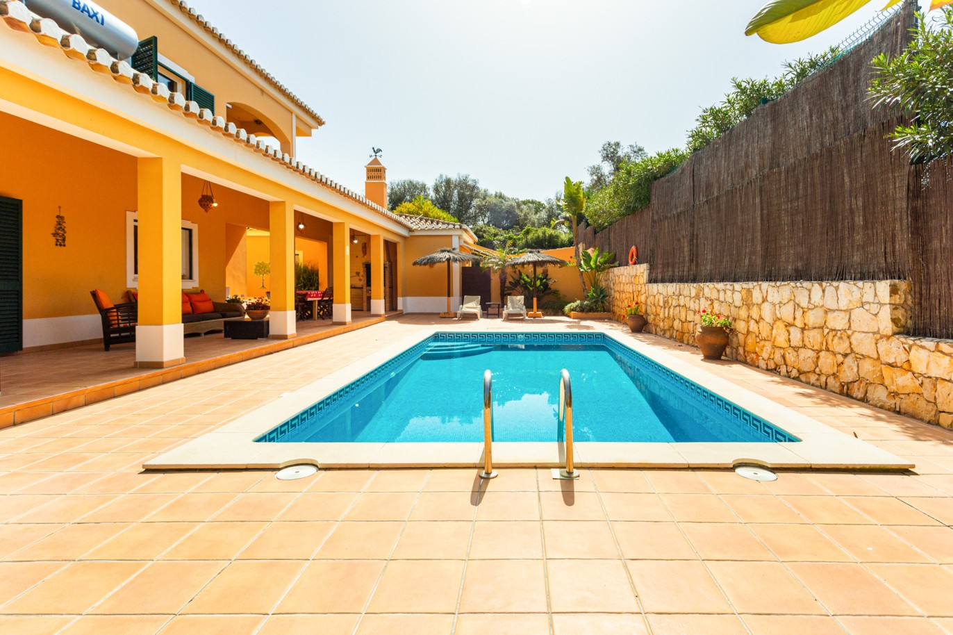 Villa de 5 chambres avec annexe de 2 chambres, à vendre, à Alvor, Algarve_220979