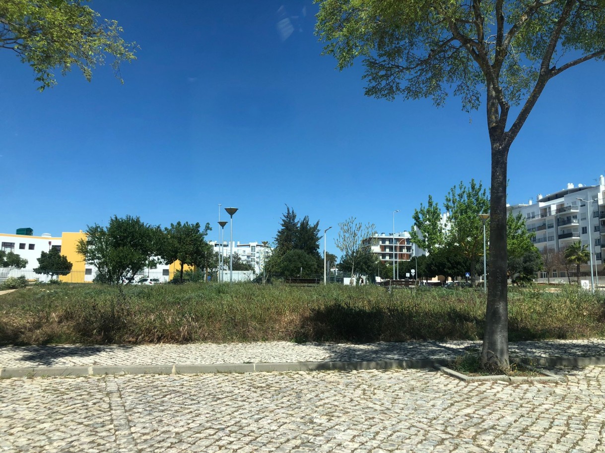 Grundstück mit der Möglichkeit eines großen Baus, zu verkaufen in Loulé, Algarve_221191