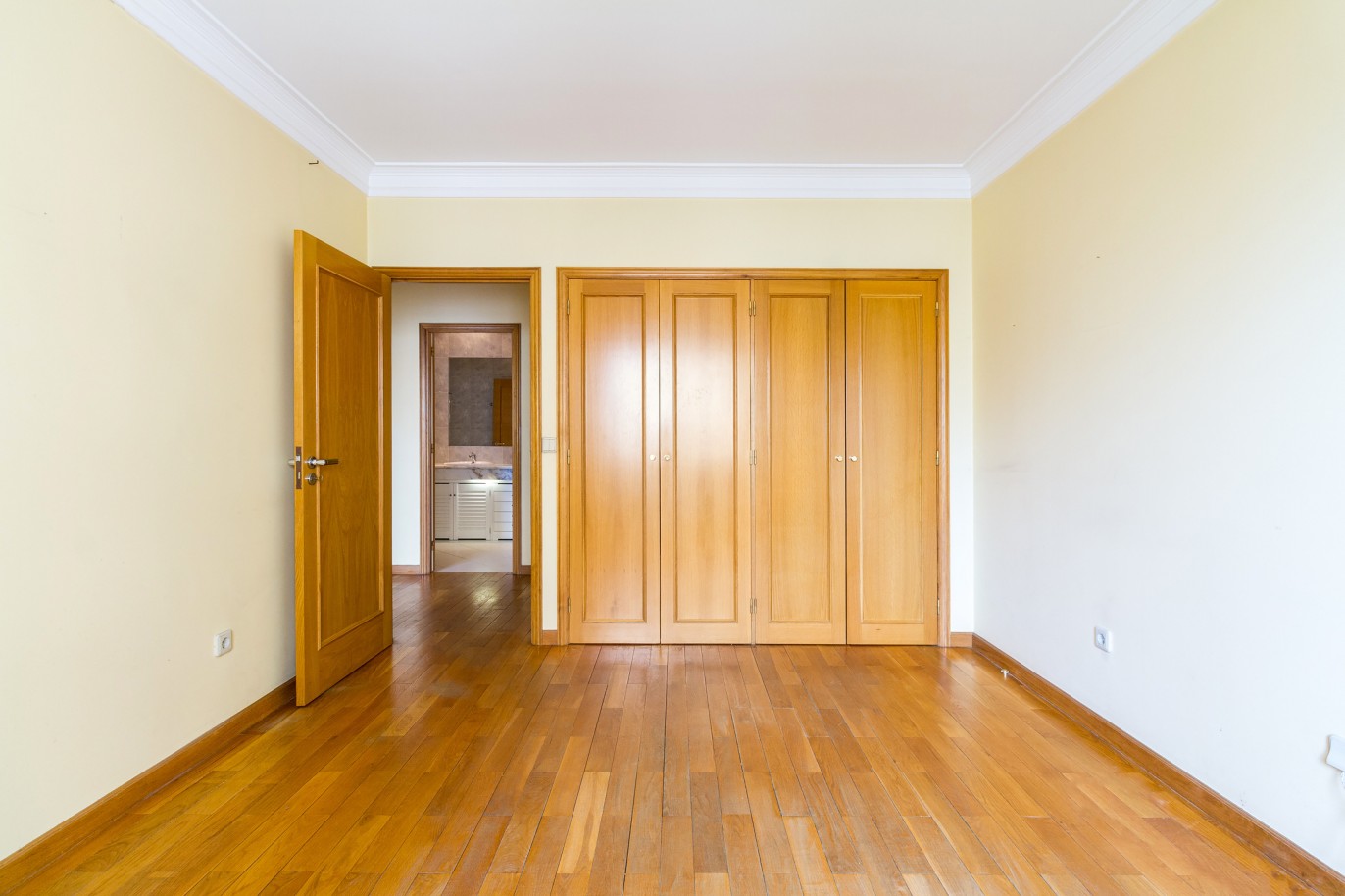 Appartement avec balcon, à vendre, à Porto, Portugal_221678