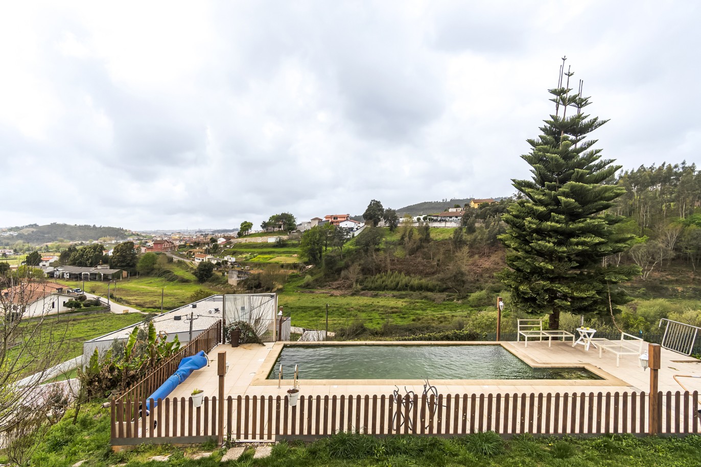 Villa de 4 dormitorios con piscina y jardín, en venta, en Água Longa, St.º Tirso, Norte de Portugal_221907