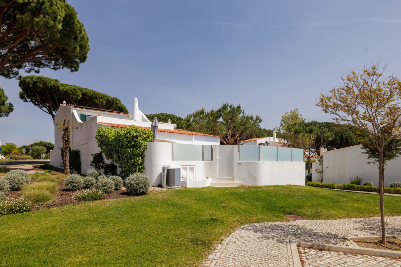 Moradia renovada de três quartos, para venda em Vale do Lobo, Algarve _222265