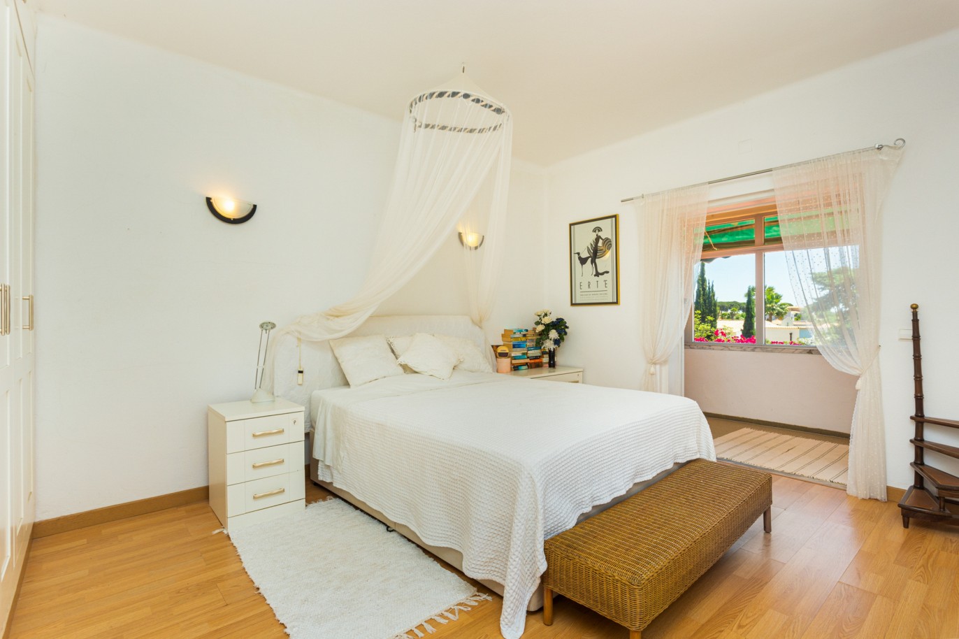 3+1 Schlafzimmer Villa, mit Schwimmbad, zu verkaufen, in Carvoeiro, Algarve_223789