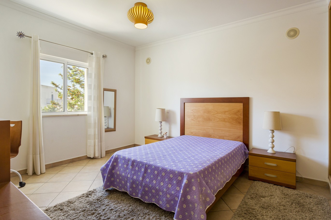 Villa de 4 dormitorios con piscina y vistas al mar, en venta en Albufeira, Algarve_223822