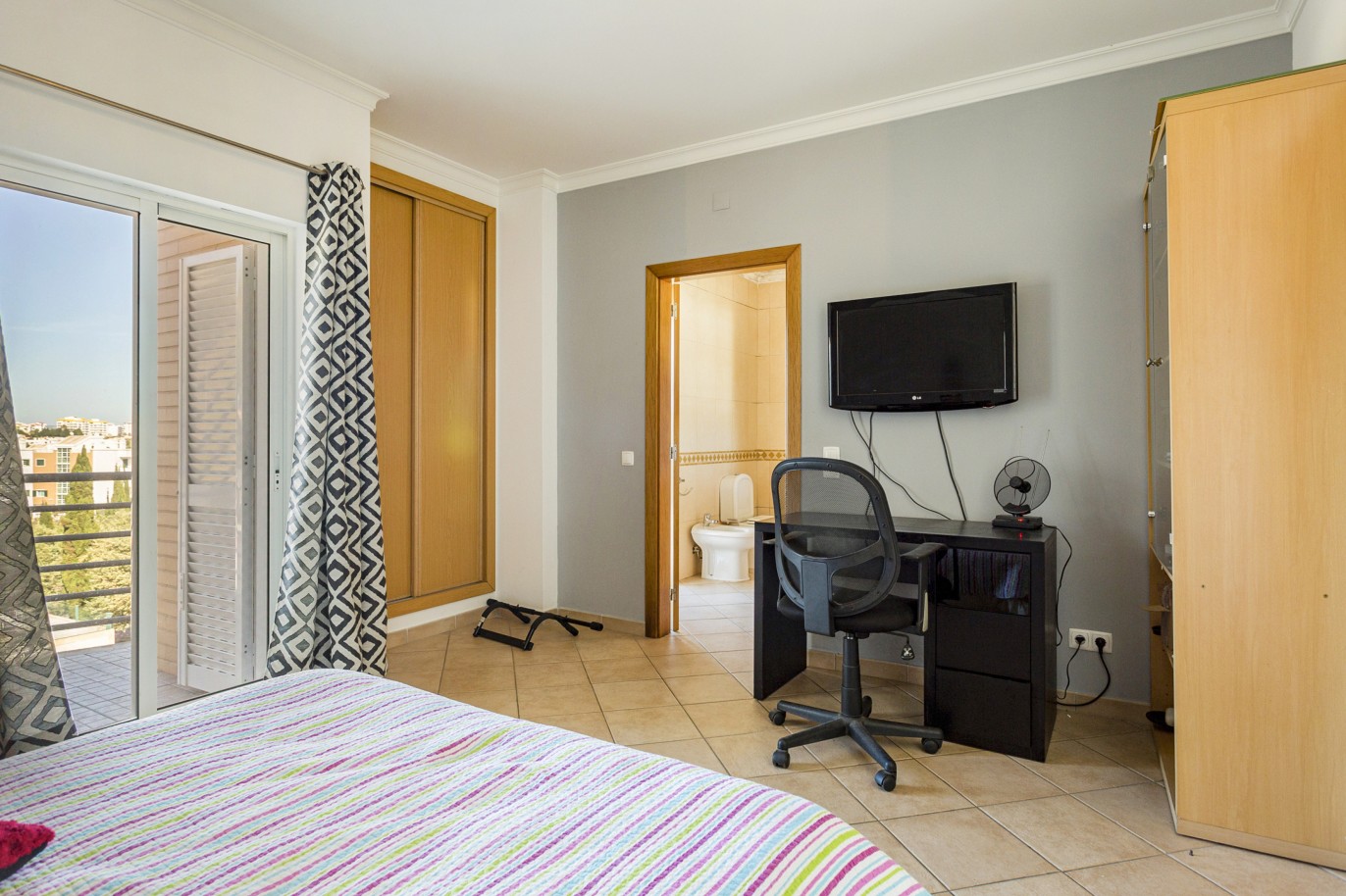 Villa de 4 dormitorios con piscina y vistas al mar, en venta en Albufeira, Algarve_223824