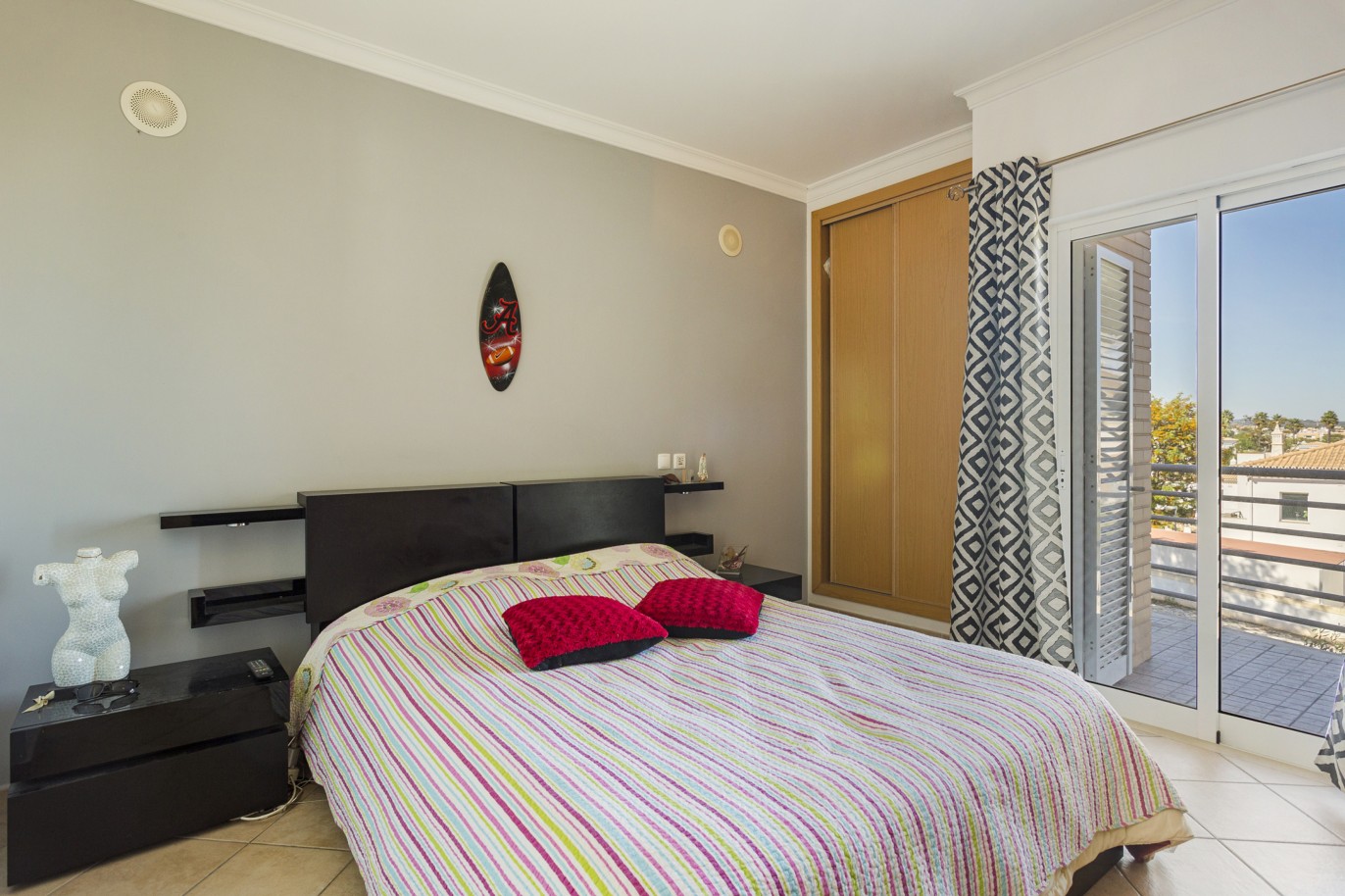 Villa de 4 dormitorios con piscina y vistas al mar, en venta en Albufeira, Algarve_223827