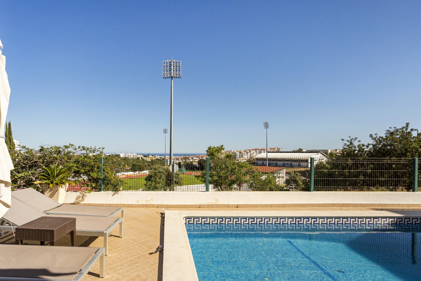 Villa de 4 dormitorios con piscina y vistas al mar, en venta en Albufeira, Algarve_223834