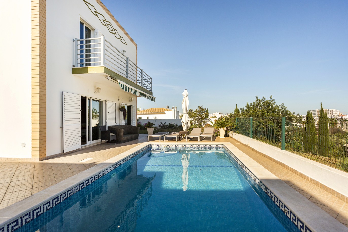 Villa de 4 dormitorios con piscina y vistas al mar, en venta en Albufeira, Algarve_223835