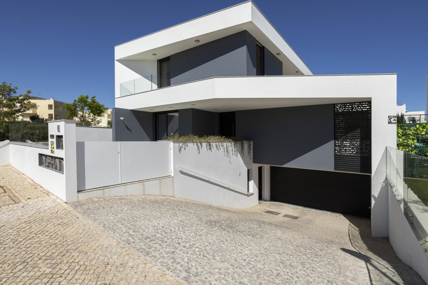 Villa V4 + 1 avec piscine, pour vendre à Quarteira, Algarve_224401